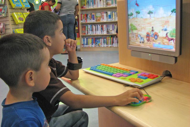 https://commons.wikimedia.org/wiki/File:Children_using_the_computer.jpg
